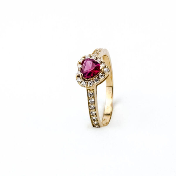Anillo de corazón oro 18k con circones y rubí