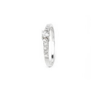 Anillo medio cintillo solitario de oro blanco 18k con diamantes