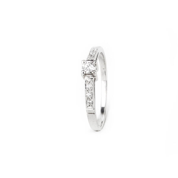 Anillo medio cintillo solitario de oro blanco 18k con diamantes