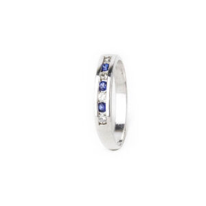 Anillo medio cintillo en riel de oro blanco 18k con diamantes y zafiros azules