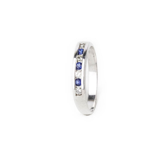 Anillo medio cintillo en riel de oro blanco 18k con diamantes y zafiros azules