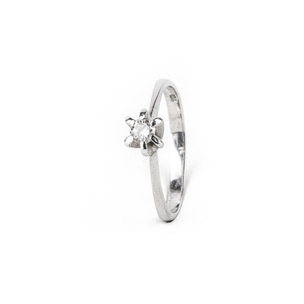 Anillo solitario de oro blanco 18k con diamante
