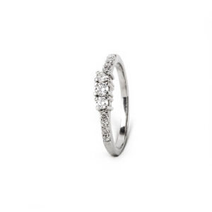 Anillo medio cintillo de oro blanco 18k con diamantes