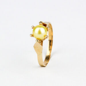 Anillo pistilo perla cultivada oro 18k