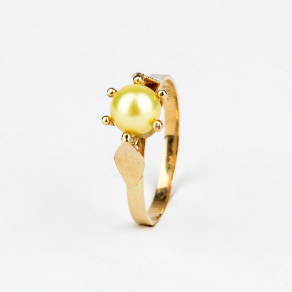 Anillo pistilo perla cultivada oro 18k